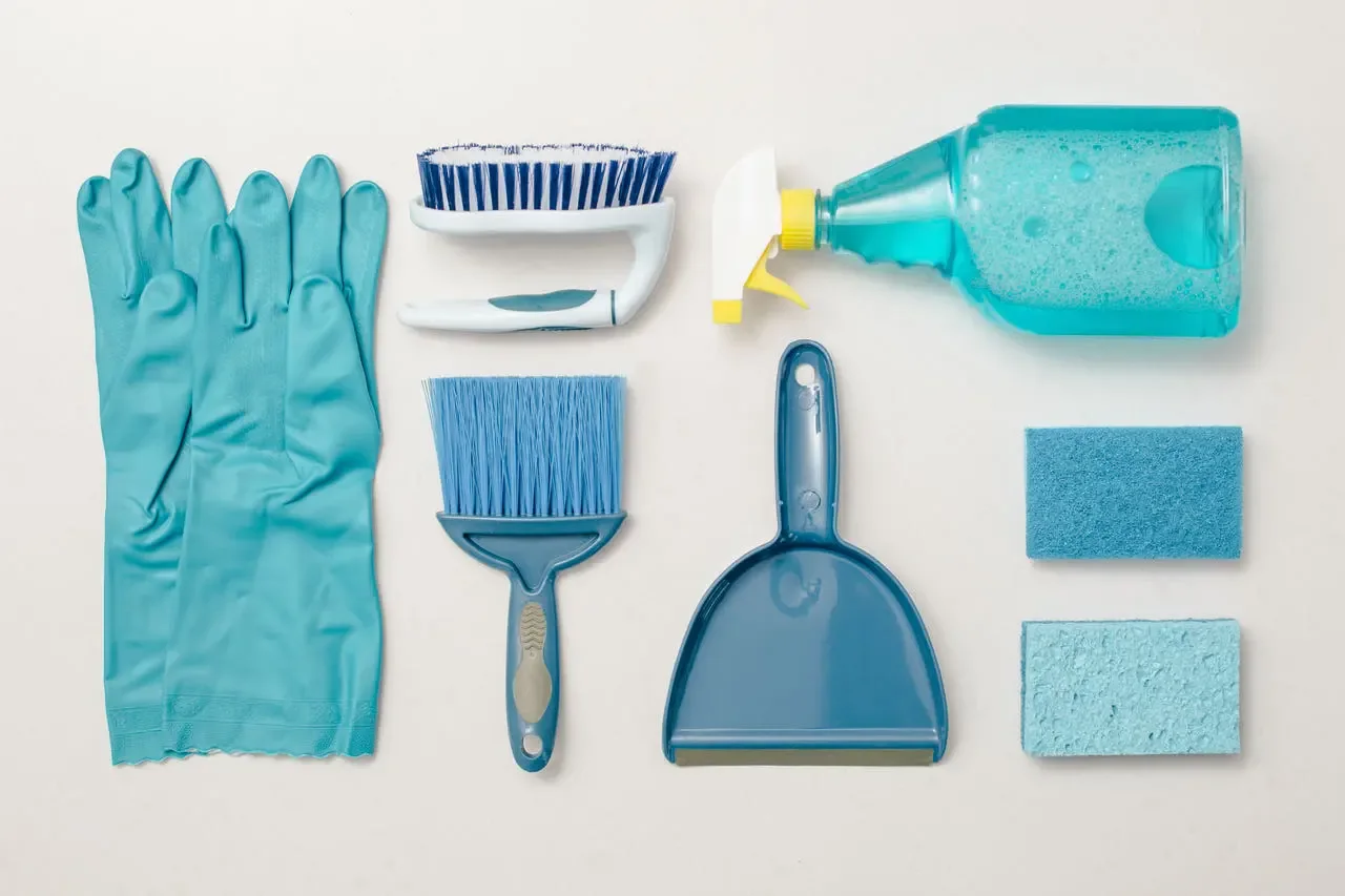 Utensílios de limpeza organizados sobre uma superfície clara. Imagem ilustrativa de materiais de serviço.