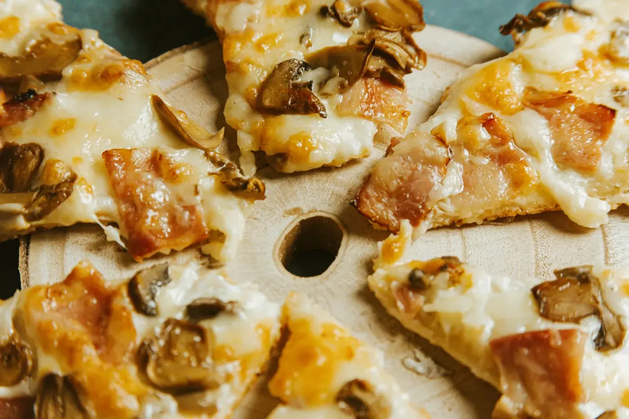Pizza e alimentação preparada. Imagem ilustrativa.
