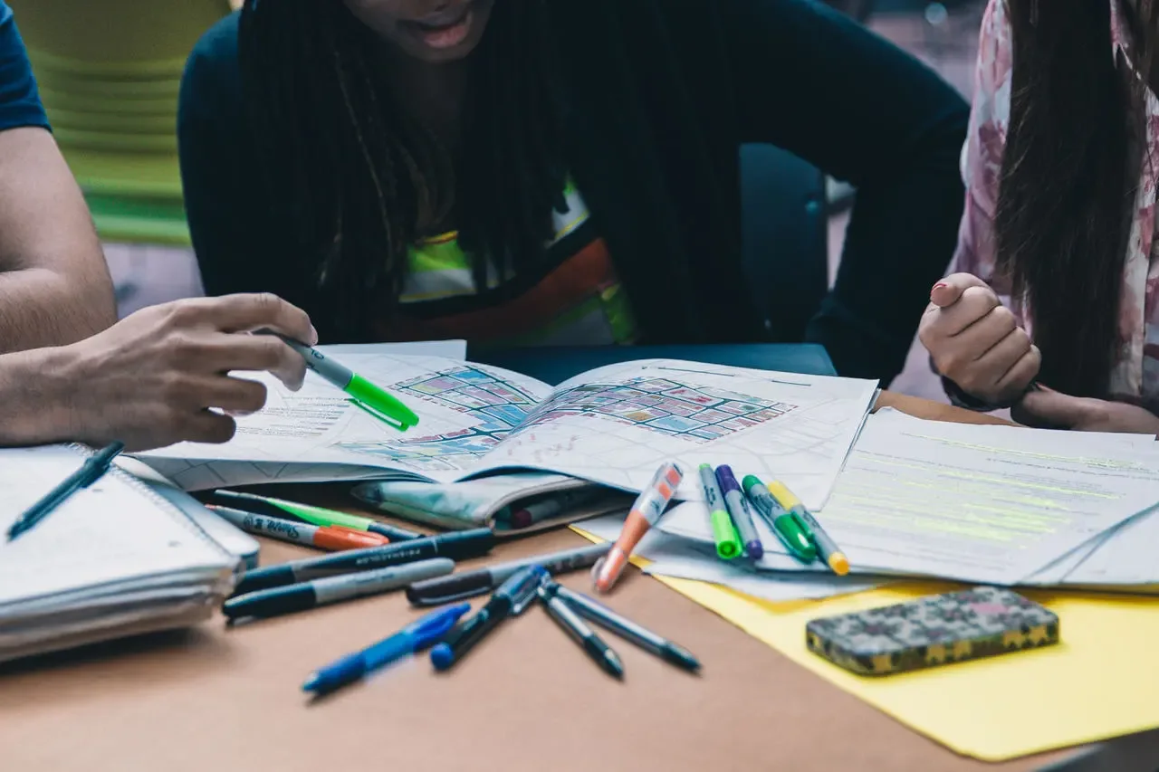 Estudos e educação. Imagem ilustrativa.